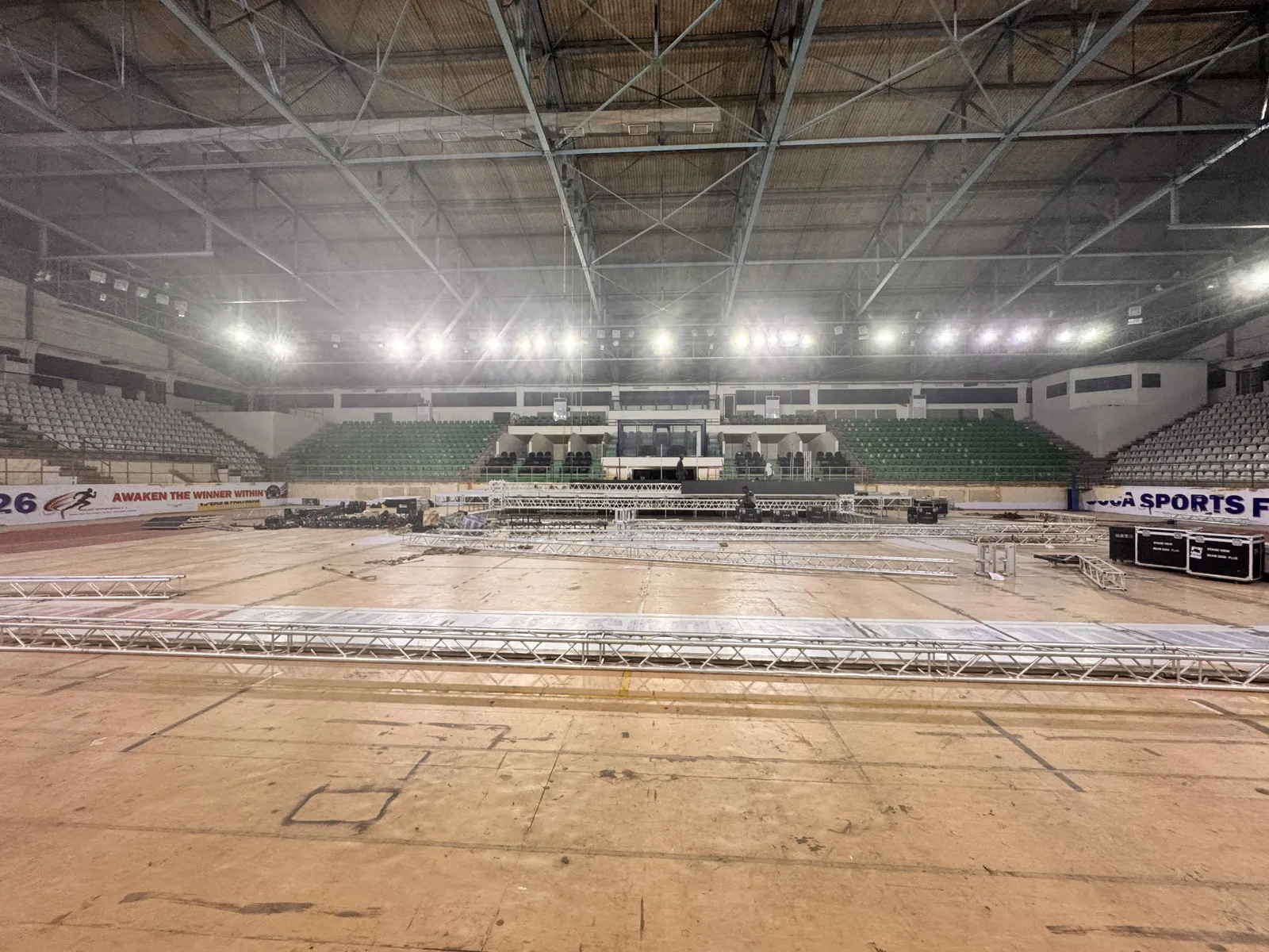 22 September, 22:12. Truss on the floor, nothing standing