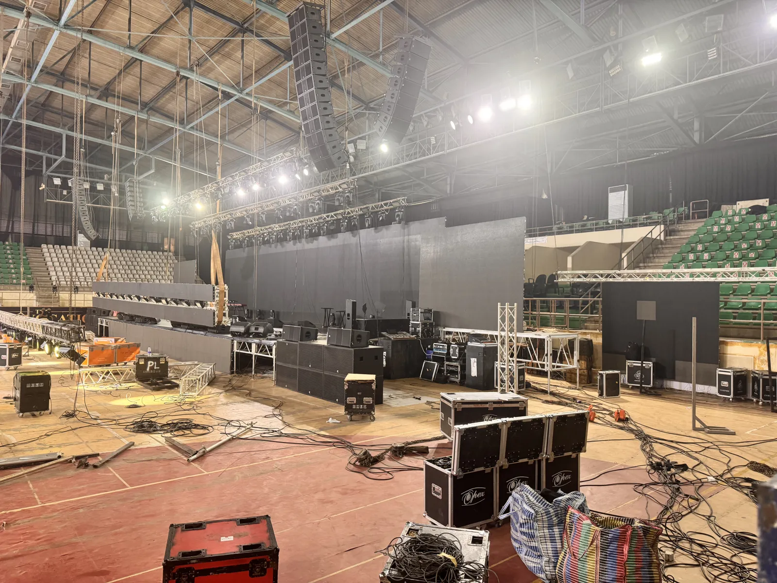 07:13, stage left. Cases, cable and the first delay