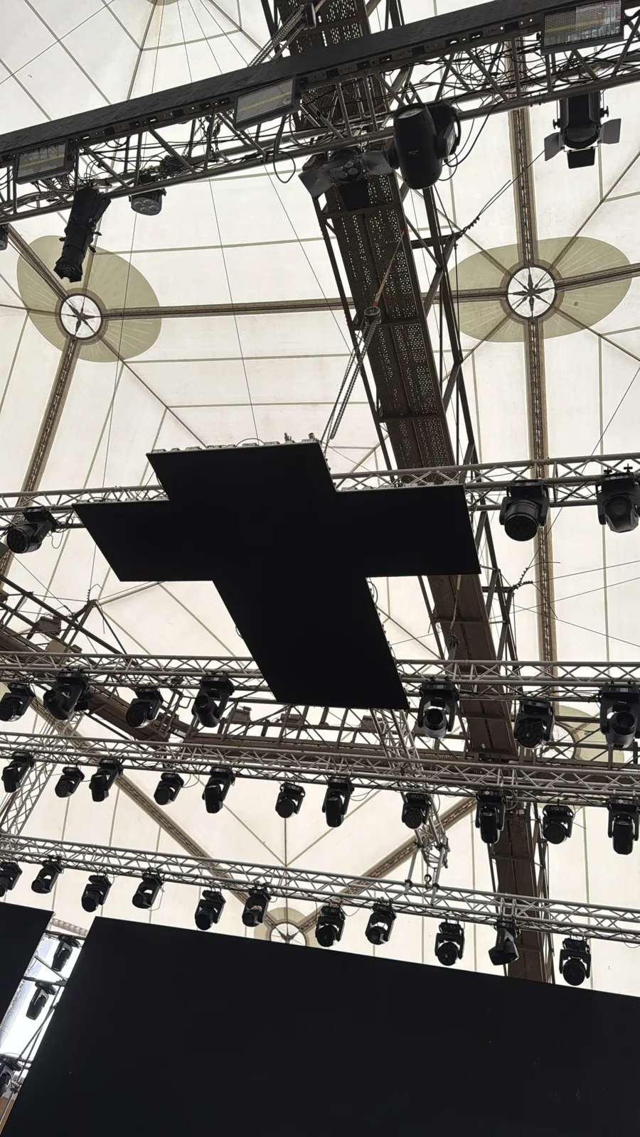 The flying screen as delivered: one fixed cross, not two tilted panels