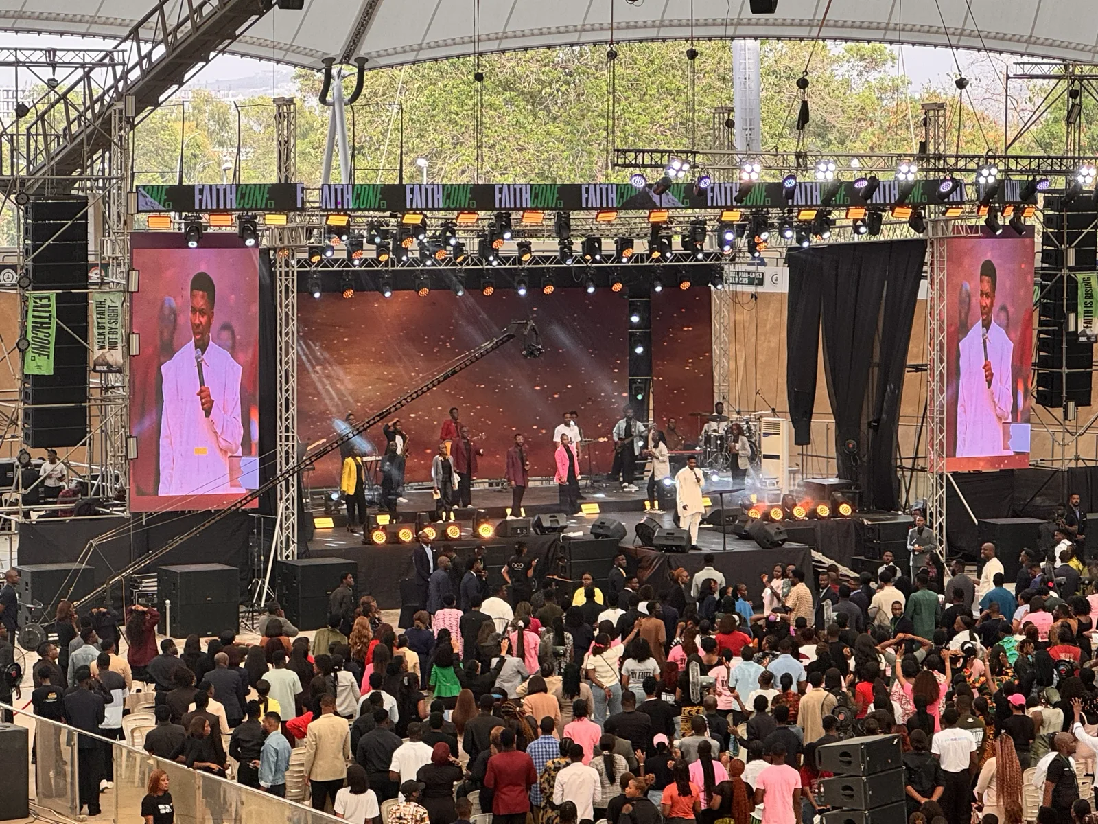 Faith Conference Abuja: Sixteen LED panels in a velodrome